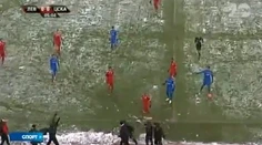 Násilie na štadiónoch pokračuje! Tréner dostal guľou a stratil vedomie