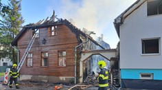 FOTO: Oheň zachvátil tri domy vo Veľkom Slavkove. O strechu nad hlavou prišla rodina so siedmimi deťmi