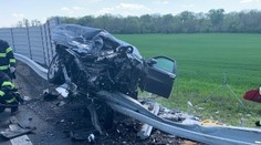 Hrozivo vyzerajúca nehoda na R7: Žena vo veľkej rýchlosti narazila do zvodidiel, skončila v nemocnici