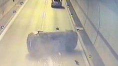 V tuneli Sitina sa prevrátilo auto, vodič zrejme zaspal. Policajti ukázali video