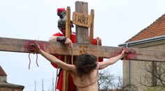 Kresťania v piatok spomínajú na deň utrpenia, ukrižovania a smrti Ježiša Krista