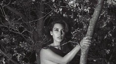 Nahá Kim Kardashian na strome. Bradavky jej zakrývajú iba hviezdičky