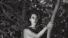 Nahá Kim Kardashian na strome. Bradavky jej zakrývajú iba hviezdičky