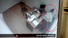 Policajti majú čo vysvetľovať. Z výsluchovej miestnosti uniklo pikantné video