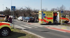 Hrozivá nehoda na priechode pre chodcov: Prudký náraz odhodil auto na matku s kočíkom