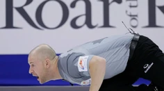 VIDEO: Na mol opití curleri lámali metly a hrubo nadávali, museli ich vylúčiť z turnaja
