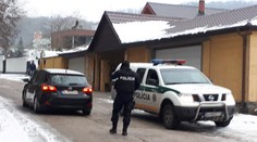 Limbach zaplavili kukláči a ostreľovači: Obvinení z vraždy Valka sa vrátili na miesto činu