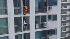 Video, pri ktorom tuhne krv v žilách. Hasič zachránil mladú ženu pred zoskokom