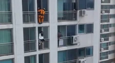 Video, pri ktorom tuhne krv v žilách. Hasič zachránil mladú ženu pred zoskokom