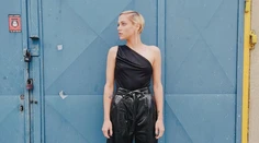 Emma Drobná a jej dokonalý letný hit. V luxusnom fáre s týmito fešákmi