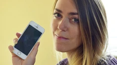 Dostala nový mobil. Zostala v nemom úžase, čo v ňom našla