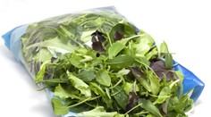 Kupujete si balený šalát? Podľa lekárov riskujete svoje zdravie