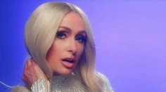 Paris Hilton znova spieva. Nič horšie ste už dlho nepočuli