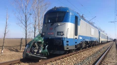 Pri zrážke vlaku s autom zahynul mladý pár (†19, †17)