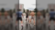 Štvorica surovo zbila chlapa pred posilňovňou a ešte sa tým pochválila na internete