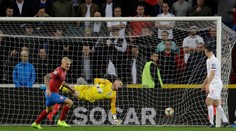 Anglicko prekvapivo prehralo v Prahe, Ukrajinci jednou nohou na ME