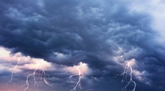 Aj v noci na pondelok hrozia na Slovensku búrky, SHMÚ pred nimi varuje vo viacerých okresoch