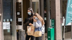 Ďalšie zmeny v opatreniach: Uvoľnia sa pravidlá nosenia respirátorov a zjednoduší sa návrat zo zahraničia