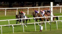 Šokujúci krok profesionála: Džokej sotil do súpera, ten skončil v kotrmelcoch na zemi