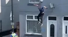 VIDEO: Útek mu nevyšiel. Podozrivý sa chcel pred policajtmi ukryť na streche, následne z nej spadol