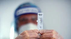 Covid potvrdili vyše 400 ľuďom, pribudli aj obete nákazy
