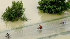 Niektorými regiónmi sa už valí veľká voda. Miestami hladiny zdvojnásobili výšku