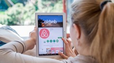 Ubytovacia služba Airbnb má problém. Paríž ju chce zažalovať