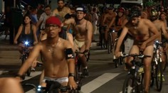 Brazília sa vyzliekla na protest proti závislosti na rope a za bezpečnosť cyklistov