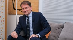 Matovič sa v noci vrátil z dovolenky v Španielsku. Striehnucim médiám sa vyhol