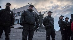 Zbraň na protesty nepatrí. Teraz to už vie aj muž, ktorý prišiel na pochod v Bratislave