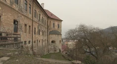 Stavba opradená množstvom legiend dodnes uchováva cenné pamiatky