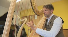 Čudujú sa, prečo radšej nehrá basketbal. Michalovi učarovala harfa, vystupoval s Depeche Mode