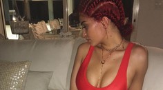 Kylie si zablahoželala k 19. narodeninám. Novými vlasmi a stlačenými prsiami