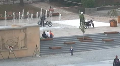 Výborný nápad za mastnú pokutu. Mladíci si pomýlili fontánu s umyvárkou