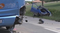 Autokamera zachytila, ako osobné vozidlo z nepochopiteľných príčin nabúralo do autobusu