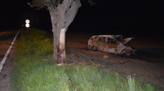 Tragická nehoda pri Trnave. Muž (†38) po náraze do stromu uhorel v aute