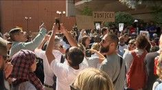 Namiesto osláv, smútok a hnev: Briti chcú vyvodiť zodpovednosť za tragédiu