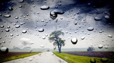 Od slnka a horúčav si na chvíľu oddýchneme. V niektorých okresoch zahrmí aj zaprší