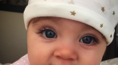 Obyčajné bábätko má len 8 mesiacov a tisíce fanúšikov. Podľahli jej aj Kardashianky