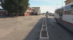 V Topoľčanoch zatarasili plochu pred stanicou. Sanitka sa musela predrať cez priestor pre chodcov