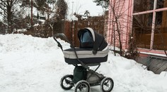 Syna nechali pred chatou v kočíku a išli sa lyžovať. Český pár spôsobil v lyžiarskom stredisku rozruch