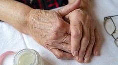 On jej vyznával lásku, ona mu posielala peniaze. Dôchodkyňa z Bratislavy uverila podvodníkovi