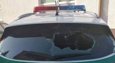 Muž (41) tehlou zničil dve policajné autá priamo pred stanicou