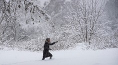 Japonsko zápasí s masívnym snežením, vo fujavici uviazla tisícka áut