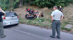 Kuriózna nehoda vo Veľkom Krtíši: Po zrážke vyskočilo z auta najmenej 16 migrantov