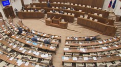 Premiérova premiéra nezaujala. Na tradičnej hodine otázok bol len zlomok parlamentu