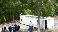 Pri Bučanoch sa prevrátil autobus so seniormi. Toto je možná príčina nehody