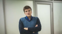Ruský investigatívny novinár zomrel po páde z okna. Kolegovia neveria, že by si sám ublížil