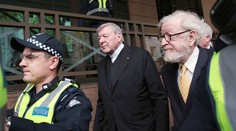 Najvyššie postavený muž Vatikánu, obvinený zo zneužívania, opäť na súde