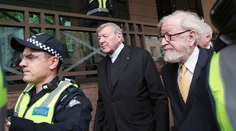Najvyššie postavený muž Vatikánu, obvinený zo zneužívania, opäť na súde